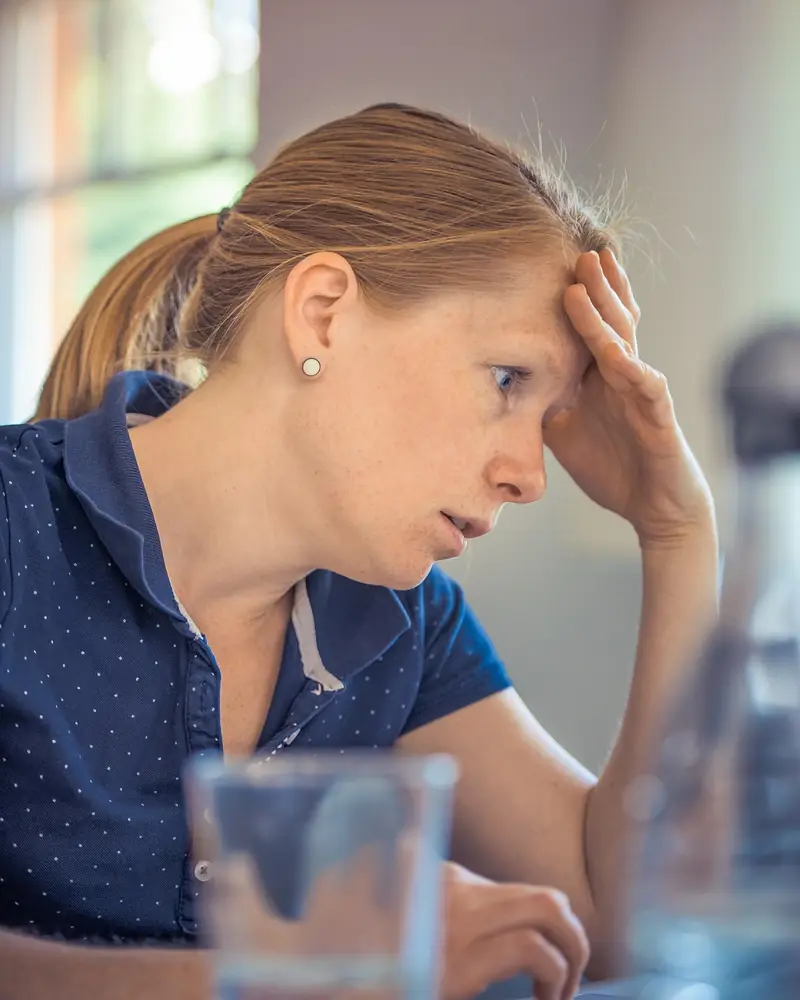 Besorgte Frau am Laptop prüft verdächtige Abbuchungen auf ihrem Konto